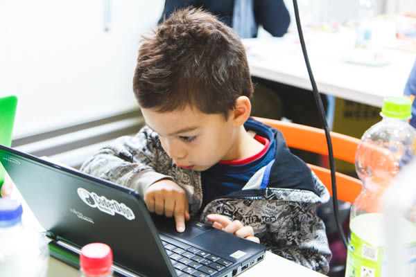 Ein 8-jähriger Teilnehmer des CoderDojo Nürnberg bedient einen Laptop