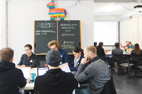 Teilnehmer des IndieWebCamp Nürnberg 2016 während der Hack-Session am zweiten Tag